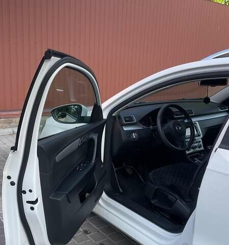 Белый Фольксваген Пассат, объемом двигателя 1.6 л и пробегом 215 тыс. км за 10000 $, фото 13 на Automoto.ua