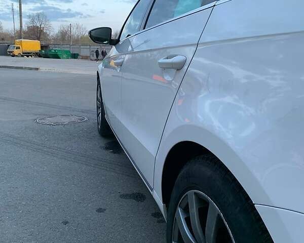 Белый Фольксваген Пассат, объемом двигателя 1.4 л и пробегом 141 тыс. км за 12000 $, фото 6 на Automoto.ua