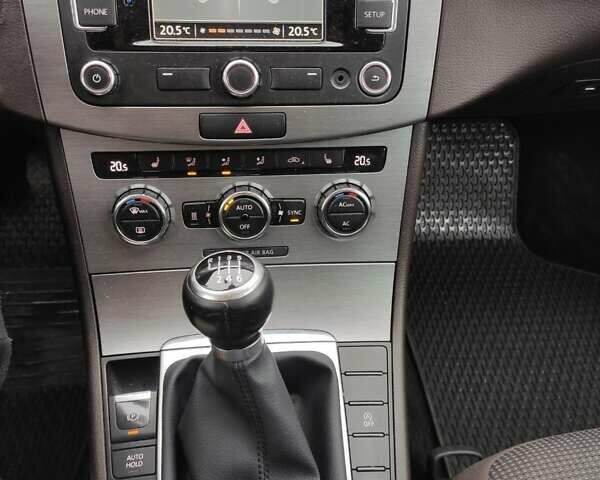 Белый Фольксваген Пассат, объемом двигателя 1.6 л и пробегом 266 тыс. км за 8299 $, фото 9 на Automoto.ua