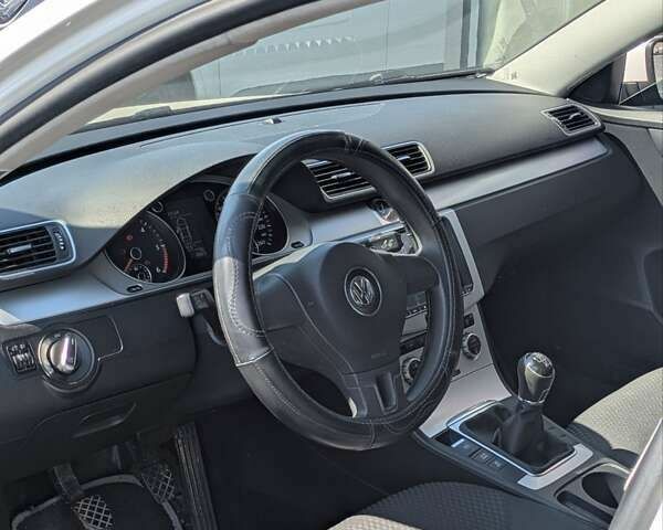 Белый Фольксваген Пассат, объемом двигателя 2 л и пробегом 225 тыс. км за 9800 $, фото 10 на Automoto.ua