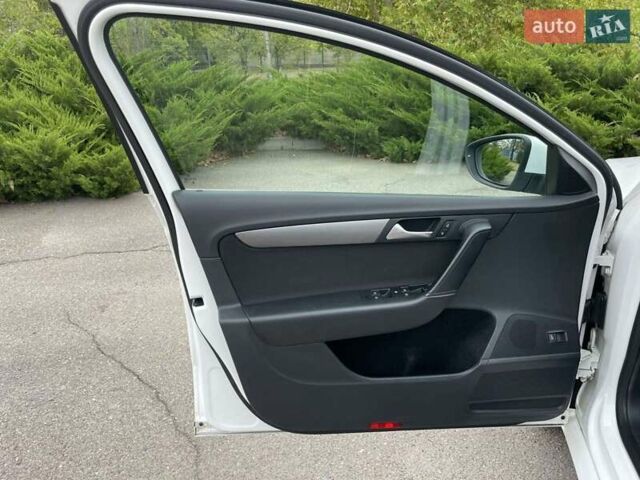 Білий Фольксваген Пассат, об'ємом двигуна 1.97 л та пробігом 255 тис. км за 11900 $, фото 30 на Automoto.ua