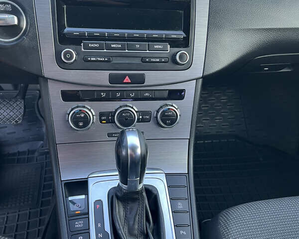 Белый Фольксваген Пассат, объемом двигателя 2 л и пробегом 238 тыс. км за 9500 $, фото 21 на Automoto.ua