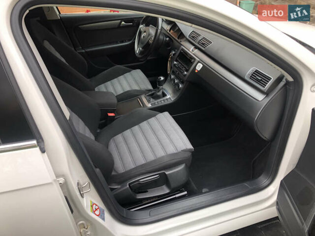 Білий Фольксваген Пассат, об'ємом двигуна 2 л та пробігом 217 тис. км за 10500 $, фото 22 на Automoto.ua