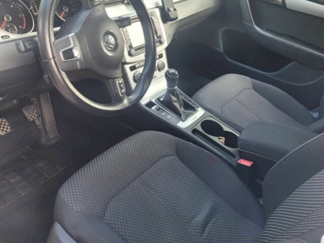 Белый Фольксваген Пассат, объемом двигателя 2 л и пробегом 270 тыс. км за 11000 $, фото 4 на Automoto.ua