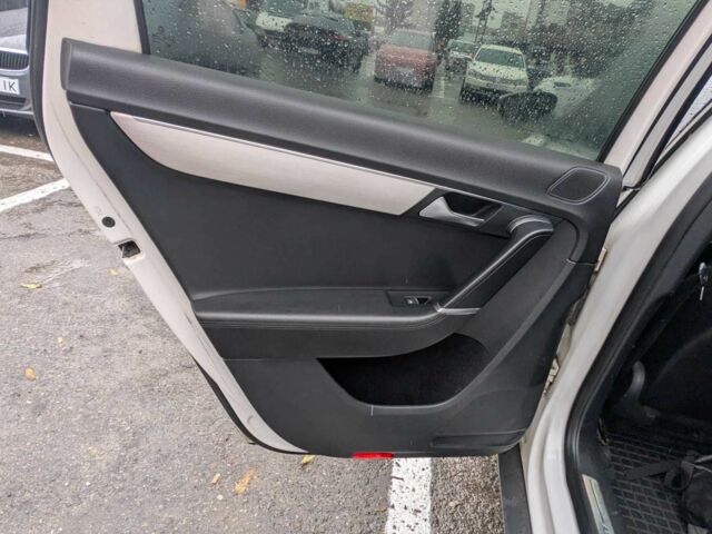 Фольксваген Пассат 2013 в Ивано-Франковске на Automoto.ua Белый Фольксваген Пассат, объемом двигателя 2 л и пробегом 280 тыс. км за 10900 $, фото 9 на Automoto.ua