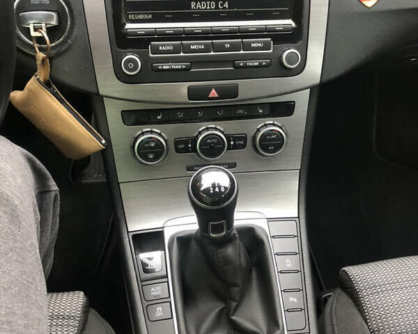 Білий Фольксваген Пассат, об'ємом двигуна 2 л та пробігом 217 тис. км за 10500 $, фото 17 на Automoto.ua