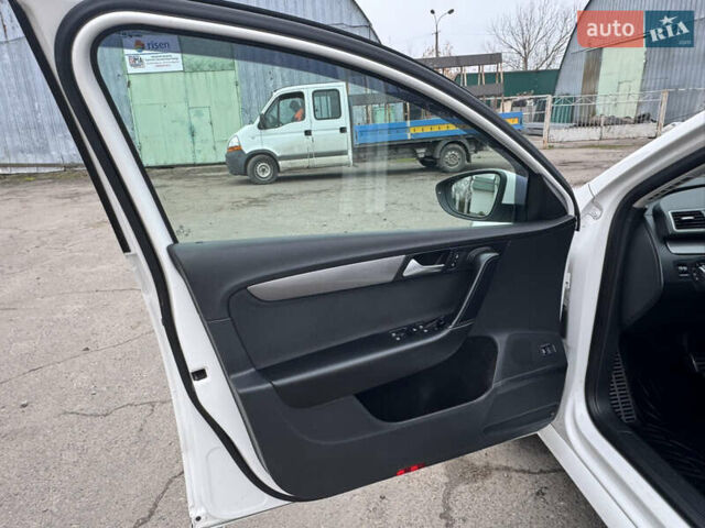 Білий Фольксваген Пассат, об'ємом двигуна 2 л та пробігом 276 тис. км за 12300 $, фото 32 на Automoto.ua
