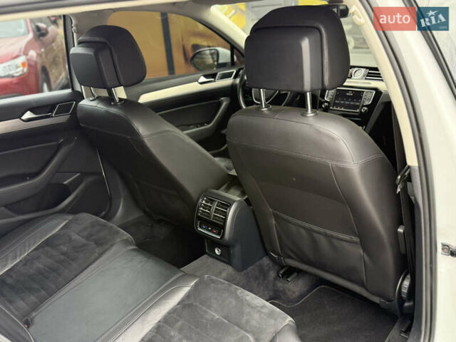 Белый Фольксваген Пассат, объемом двигателя 2 л и пробегом 252 тыс. км за 13999 $, фото 30 на Automoto.ua