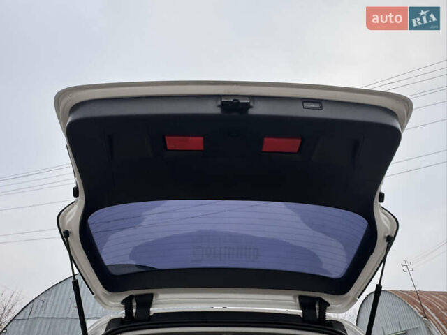 Білий Фольксваген Пассат, об'ємом двигуна 2 л та пробігом 276 тис. км за 12300 $, фото 62 на Automoto.ua