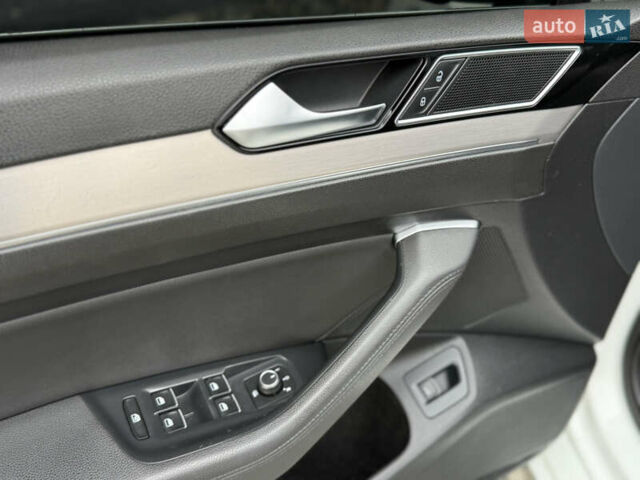 Белый Фольксваген Пассат, объемом двигателя 2 л и пробегом 252 тыс. км за 13999 $, фото 42 на Automoto.ua