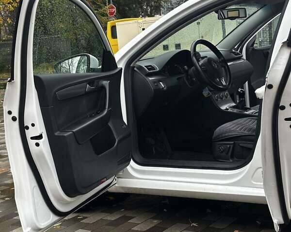 Белый Фольксваген Пассат, объемом двигателя 1.97 л и пробегом 245 тыс. км за 13500 $, фото 13 на Automoto.ua