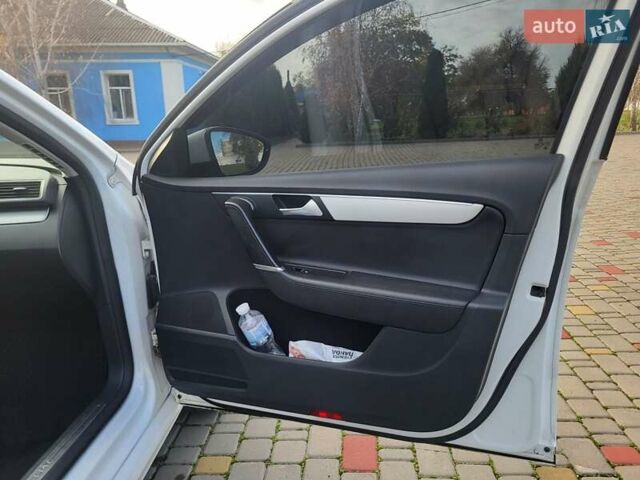 Білий Фольксваген Пассат, об'ємом двигуна 1.6 л та пробігом 284 тис. км за 11000 $, фото 7 на Automoto.ua