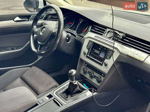 Белый Фольксваген Пассат, объемом двигателя 1.97 л и пробегом 293 тыс. км за 12700 $, фото 11 на Automoto.ua