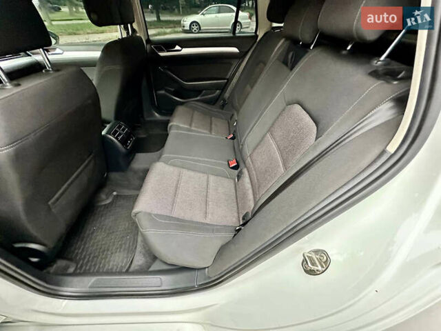 Белый Фольксваген Пассат, объемом двигателя 1.97 л и пробегом 293 тыс. км за 12700 $, фото 10 на Automoto.ua