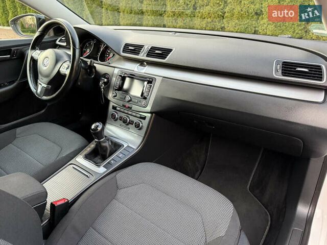 Белый Фольксваген Пассат, объемом двигателя 1.6 л и пробегом 227 тыс. км за 11999 $, фото 62 на Automoto.ua