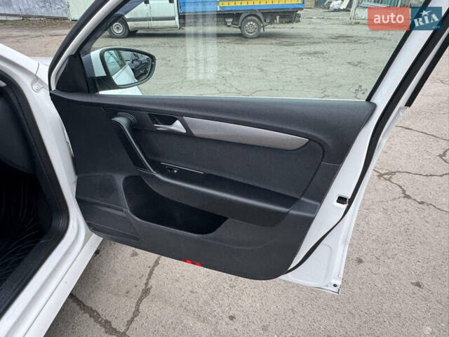 Білий Фольксваген Пассат, об'ємом двигуна 2 л та пробігом 276 тис. км за 12300 $, фото 50 на Automoto.ua