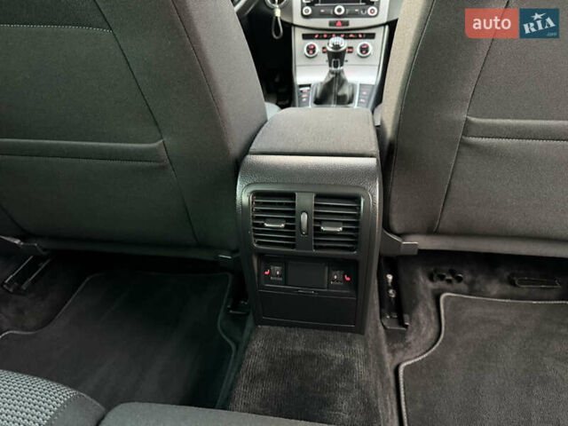 Белый Фольксваген Пассат, объемом двигателя 1.6 л и пробегом 227 тыс. км за 11999 $, фото 60 на Automoto.ua