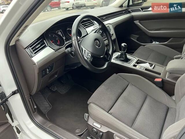 Белый Фольксваген Пассат, объемом двигателя 1.6 л и пробегом 221 тыс. км за 15500 $, фото 23 на Automoto.ua