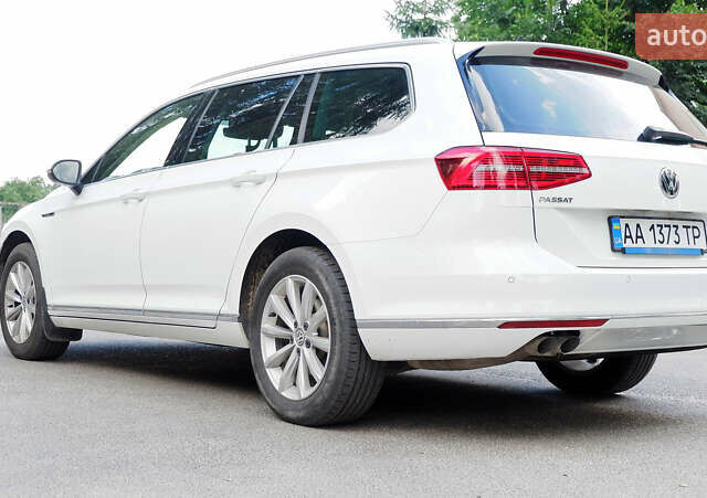 Белый Фольксваген Пассат, объемом двигателя 2 л и пробегом 280 тыс. км за 16400 $, фото 4 на Automoto.ua