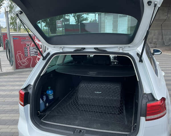 Белый Фольксваген Пассат, объемом двигателя 1.97 л и пробегом 295 тыс. км за 15200 $, фото 6 на Automoto.ua