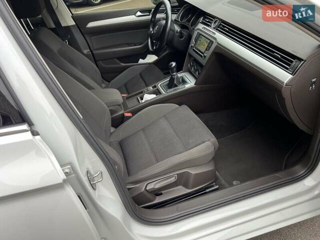 Белый Фольксваген Пассат, объемом двигателя 1.6 л и пробегом 221 тыс. км за 15500 $, фото 21 на Automoto.ua