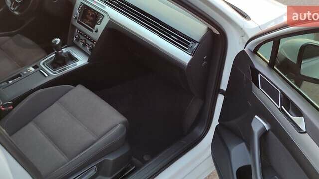 Белый Фольксваген Пассат, объемом двигателя 2 л и пробегом 270 тыс. км за 15000 $, фото 23 на Automoto.ua