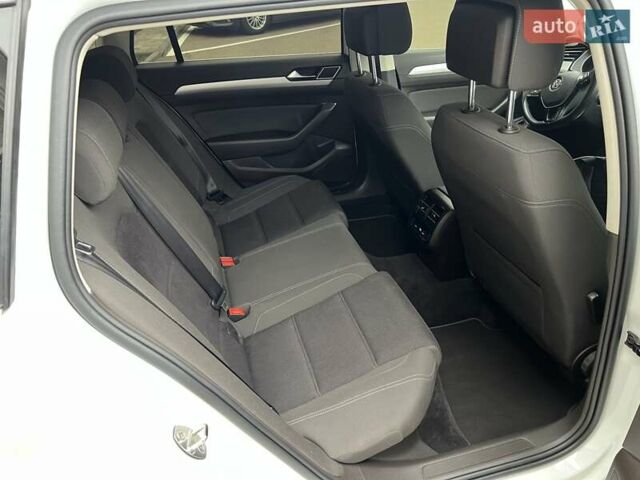 Белый Фольксваген Пассат, объемом двигателя 1.6 л и пробегом 221 тыс. км за 15500 $, фото 25 на Automoto.ua