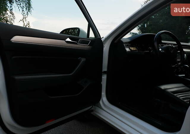 Белый Фольксваген Пассат, объемом двигателя 2 л и пробегом 280 тыс. км за 16400 $, фото 13 на Automoto.ua