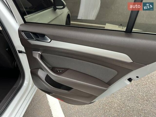 Белый Фольксваген Пассат, объемом двигателя 1.6 л и пробегом 221 тыс. км за 15500 $, фото 22 на Automoto.ua