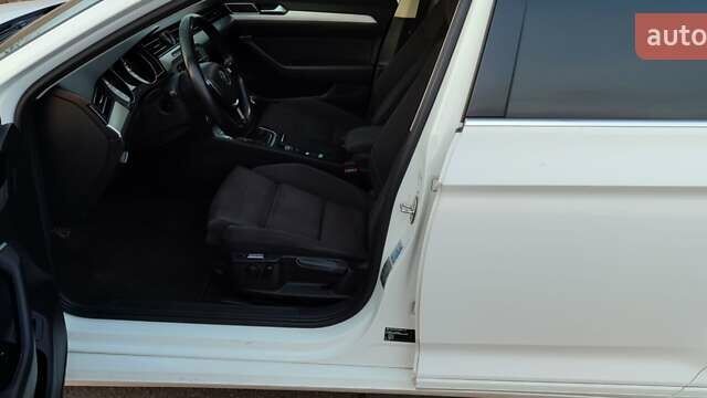 Белый Фольксваген Пассат, объемом двигателя 2 л и пробегом 270 тыс. км за 15000 $, фото 22 на Automoto.ua