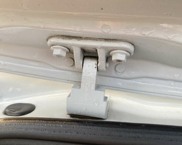 Белый Фольксваген Пассат, объемом двигателя 2 л и пробегом 245 тыс. км за 15900 $, фото 16 на Automoto.ua