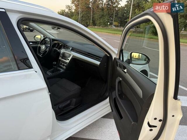 Белый Фольксваген Пассат, объемом двигателя 1.97 л и пробегом 292 тыс. км за 14000 $, фото 12 на Automoto.ua