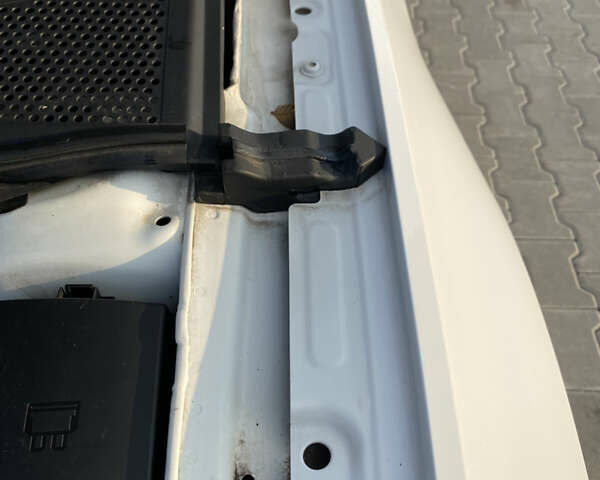 Белый Фольксваген Пассат, объемом двигателя 2 л и пробегом 245 тыс. км за 15900 $, фото 15 на Automoto.ua