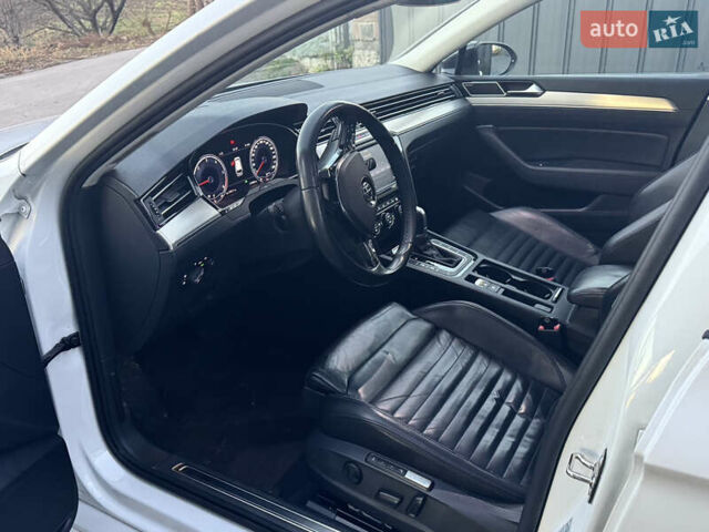 Білий Фольксваген Пассат, об'ємом двигуна 2 л та пробігом 215 тис. км за 16999 $, фото 31 на Automoto.ua