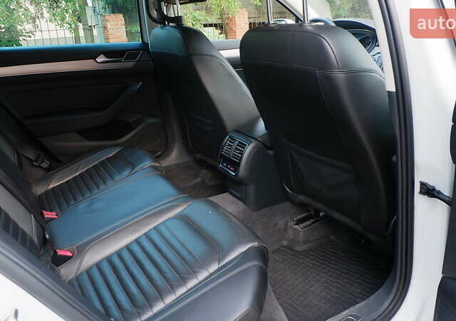 Белый Фольксваген Пассат, объемом двигателя 2 л и пробегом 280 тыс. км за 16400 $, фото 54 на Automoto.ua