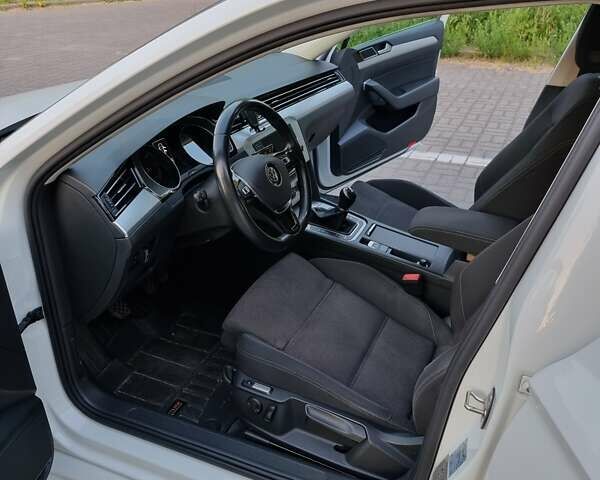 Белый Фольксваген Пассат, объемом двигателя 1.6 л и пробегом 267 тыс. км за 12750 $, фото 27 на Automoto.ua