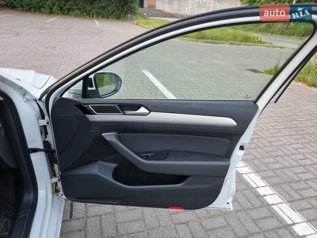 Белый Фольксваген Пассат, объемом двигателя 1.6 л и пробегом 267 тыс. км за 12750 $, фото 23 на Automoto.ua