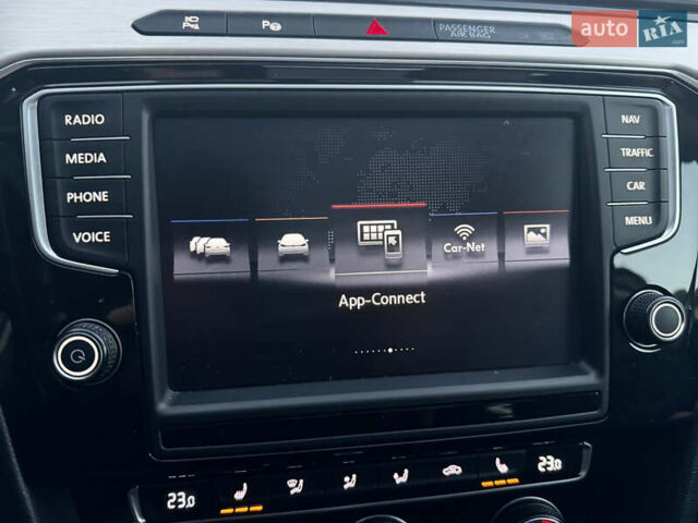 Білий Фольксваген Пассат, об'ємом двигуна 2 л та пробігом 215 тис. км за 16999 $, фото 45 на Automoto.ua