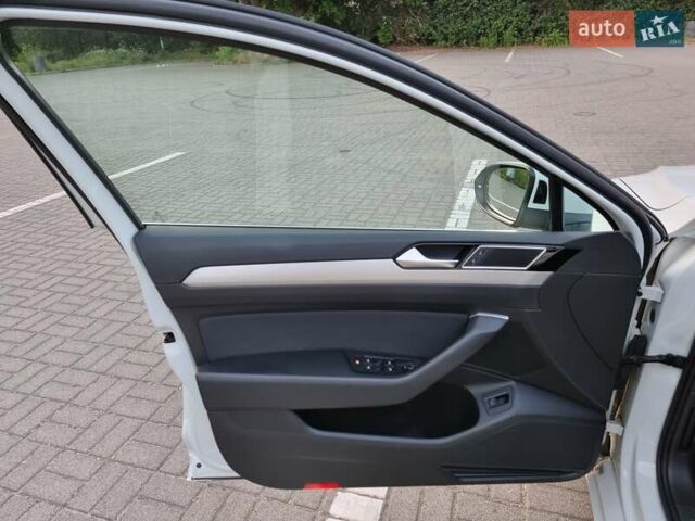 Белый Фольксваген Пассат, объемом двигателя 1.6 л и пробегом 267 тыс. км за 12750 $, фото 25 на Automoto.ua