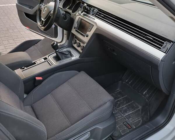 Белый Фольксваген Пассат, объемом двигателя 1.6 л и пробегом 267 тыс. км за 12750 $, фото 31 на Automoto.ua