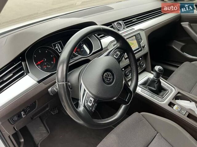 Белый Фольксваген Пассат, объемом двигателя 1.6 л и пробегом 221 тыс. км за 15500 $, фото 12 на Automoto.ua