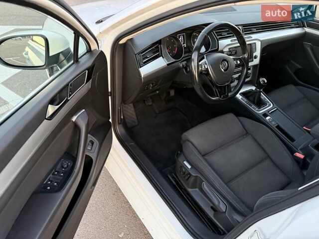 Белый Фольксваген Пассат, объемом двигателя 1.97 л и пробегом 292 тыс. км за 14000 $, фото 11 на Automoto.ua