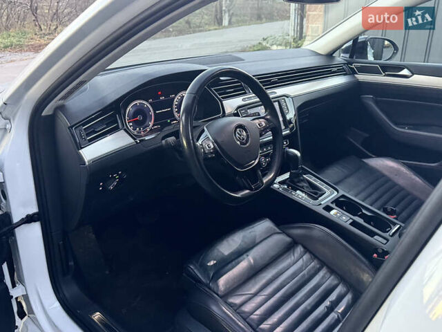 Білий Фольксваген Пассат, об'ємом двигуна 2 л та пробігом 215 тис. км за 16999 $, фото 32 на Automoto.ua