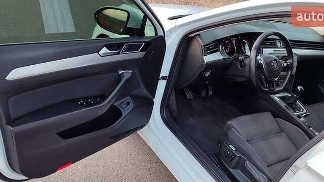 Белый Фольксваген Пассат, объемом двигателя 2 л и пробегом 270 тыс. км за 15000 $, фото 21 на Automoto.ua