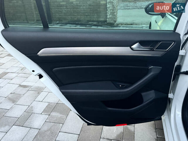 Білий Фольксваген Пассат, об'ємом двигуна 2 л та пробігом 215 тис. км за 16999 $, фото 50 на Automoto.ua