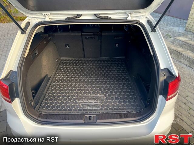 Белый Фольксваген Пассат, объемом двигателя 1.6 л и пробегом 375 тыс. км за 13200 $, фото 5 на Automoto.ua