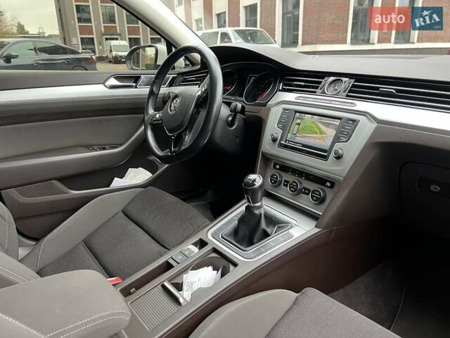 Белый Фольксваген Пассат, объемом двигателя 1.6 л и пробегом 221 тыс. км за 15500 $, фото 19 на Automoto.ua