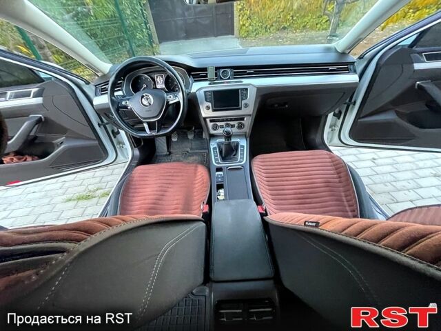 Белый Фольксваген Пассат, объемом двигателя 1.6 л и пробегом 375 тыс. км за 13200 $, фото 2 на Automoto.ua