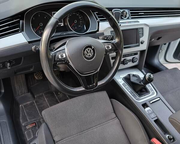 Белый Фольксваген Пассат, объемом двигателя 1.6 л и пробегом 267 тыс. км за 12750 $, фото 29 на Automoto.ua