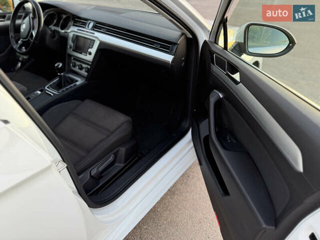 Белый Фольксваген Пассат, объемом двигателя 1.97 л и пробегом 295 тыс. км за 13300 $, фото 6 на Automoto.ua